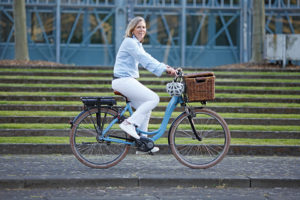 Blonde Frau auf einem Fahrrad